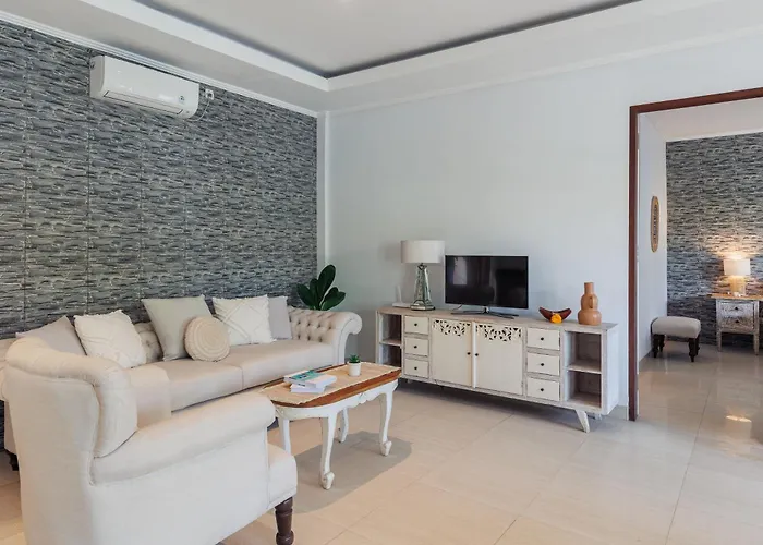 Villa Golden Palm Bali Canggu- Huge Luxe 2-storey Canggu