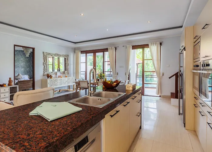 Villa Golden Palm Bali Canggu- Huge Luxe 2-storey Canggu