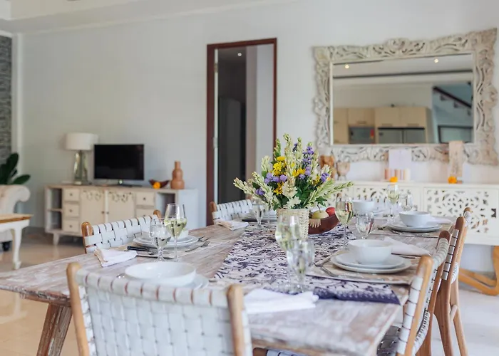 Golden Palm Bali Canggu- Huge Luxe 2-storey Villa Canggu